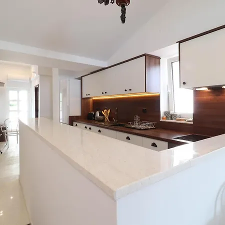 Casa De Verano - Penthouse In With The Private Garden Трогир