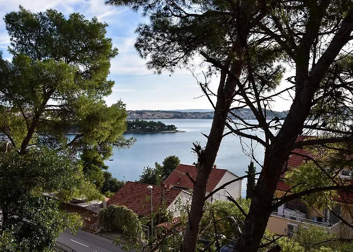 Casa De Verano - Penthouse In With The Private Garden Trogir