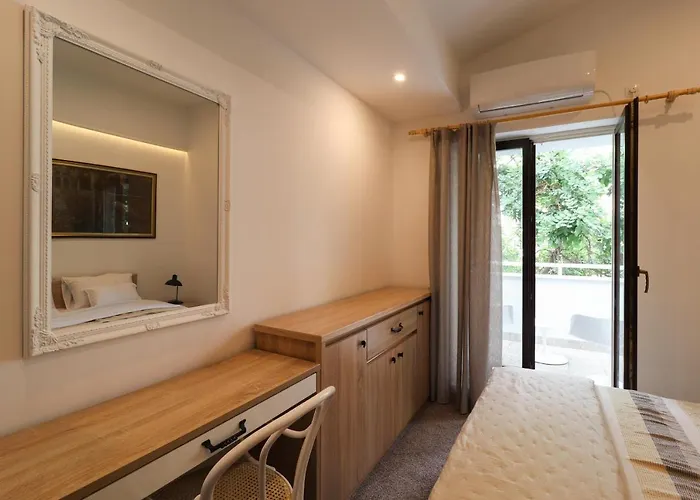 Casa De Verano - Penthouse In With The Private Garden Trogir